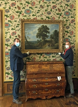 Das Foto zeigt den Museumsleiter Jürgen Geisler und den Restaurator Jürgen Hampp mit dem restaurierten Gemälde Flusslandschaft mit Reitern. © Antje Hake