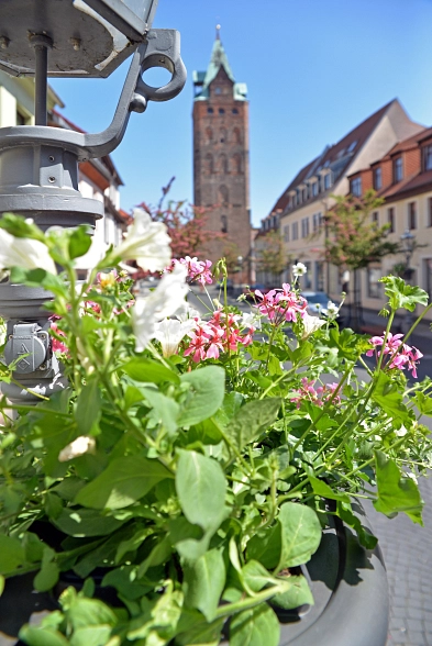 Blumenampel in der Breiten Straße © C. Maurer/Stadt Delitzsch