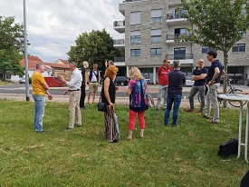 Das Foto zeigt Menschen, die im Gespräch zusammen stehen. Anlass war der Bürger-Dialog im Stadt-Teil Delitzsch-Ost am 29. Juni 2021. © N. Fuchs/Stadt Delitzsch