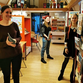 Caroline Nagel (Mitte), Celine Bischoff (rechts) und BAL-Leiterin Katja Mickley in der Kinderbibliothek © N. Fuchs/Stadt Delitzsch
