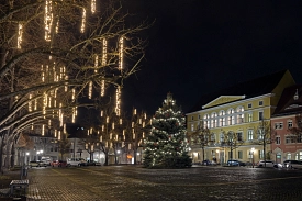 Das Foto zeigt den Delitzscher Marktplatz am Abend. Zu sehen sind der beleuchtete Weihnachtsbaum und das Rathaus. © C. Maurer/Stadt Delitzsch