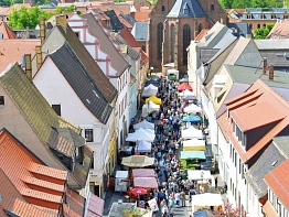 Das Foto zeigt die Breite Straße mit Ständen beim Frühlings- und Genuss-Markt in Delitzsch im Mai 2024.