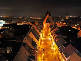 Nachtaufnahme der Breiten Straße mit Stadtkirche St. Peter und Paul